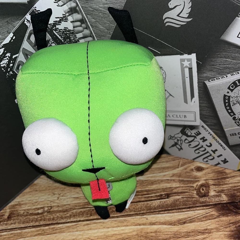 👽🖤👽• 👅 Hot Topic x GUND exclusive 👅• 🖤👽🖤